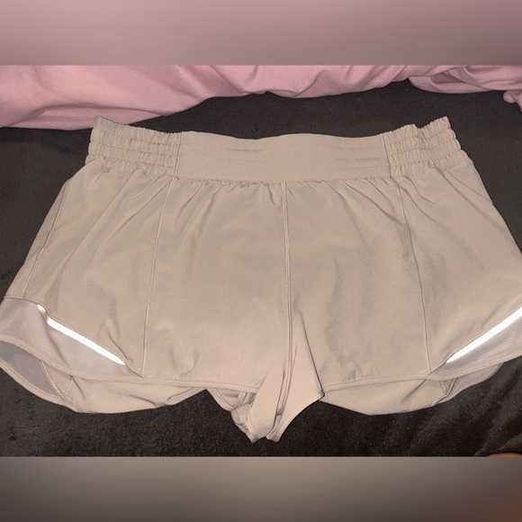 Lululemon hotty hot high rise 2.5 shorts - Picture 1 of 3